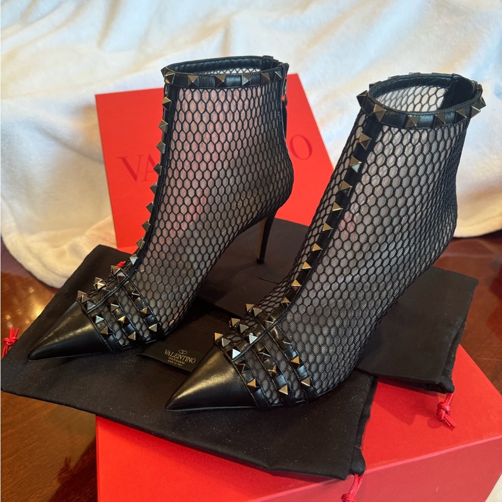 Valentino Garavani Bootie Boot 38.5 size 8/8.5 Black  Rock Stud 3 inch Heal